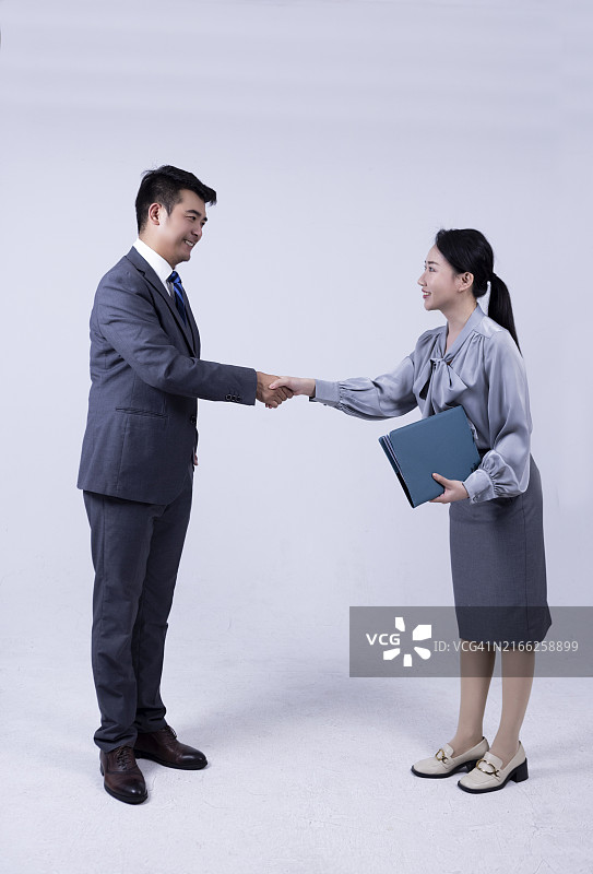 握手的微笑男、女商人图片素材