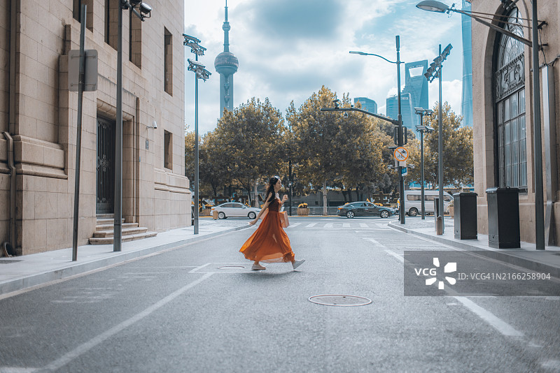 在上海市的十字路口行走的旅客图片素材