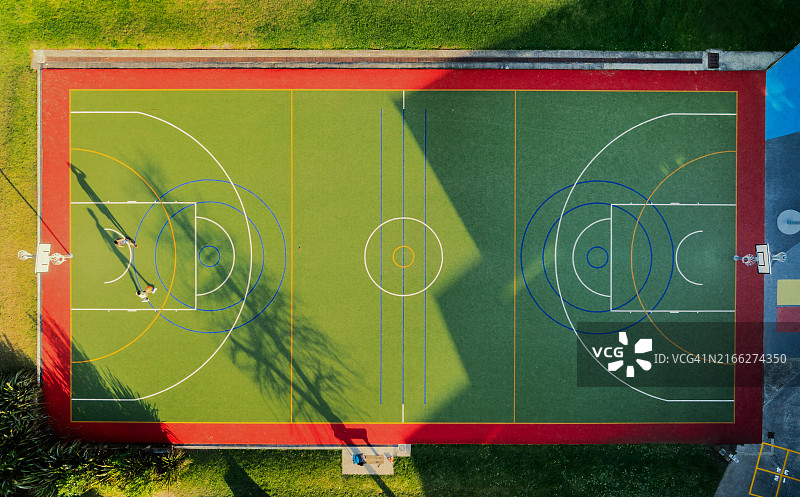 孩子们在篮球场上玩耍的航拍图片素材