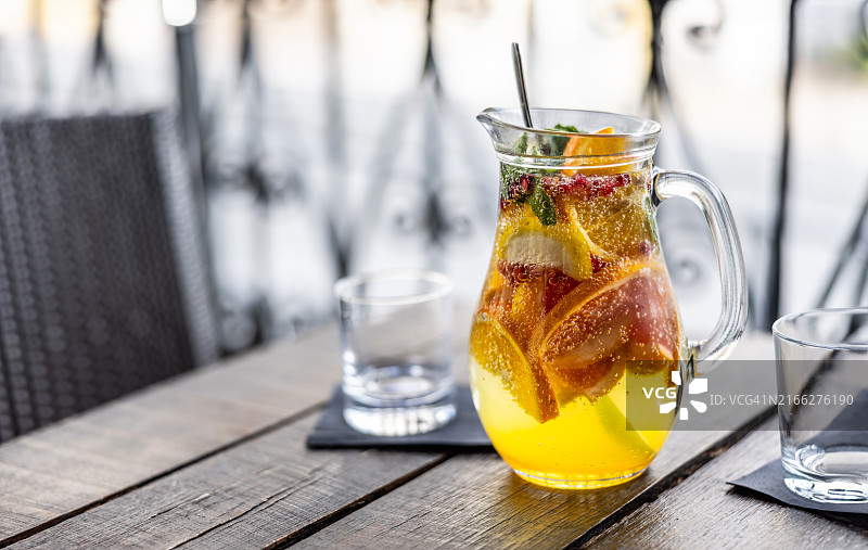 花园或餐厅里的夏季冷饮柠檬水图片素材