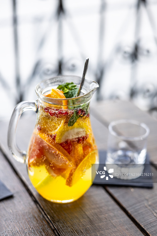 花园或餐厅里的夏季冷饮柠檬水图片素材