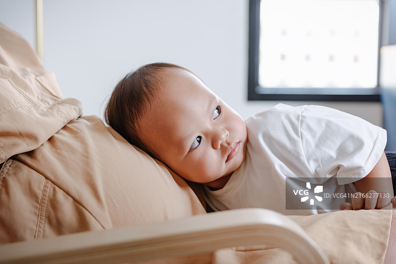 小女孩在客厅倾听孕肚图片素材