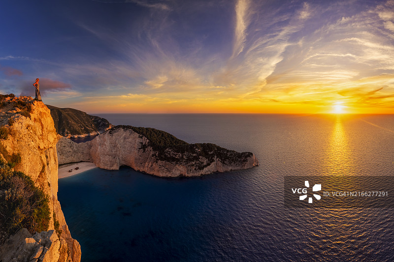 在希腊扎金索斯岛纳瓦吉奥海滩观光的女人图片素材