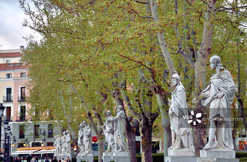 马德里东方广场的雕像群图片素材