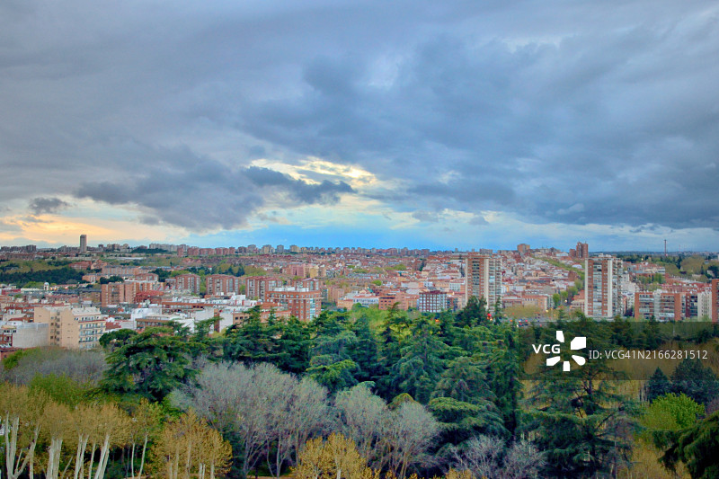 从马德里滨海路观景台看到的拉丁区图片素材