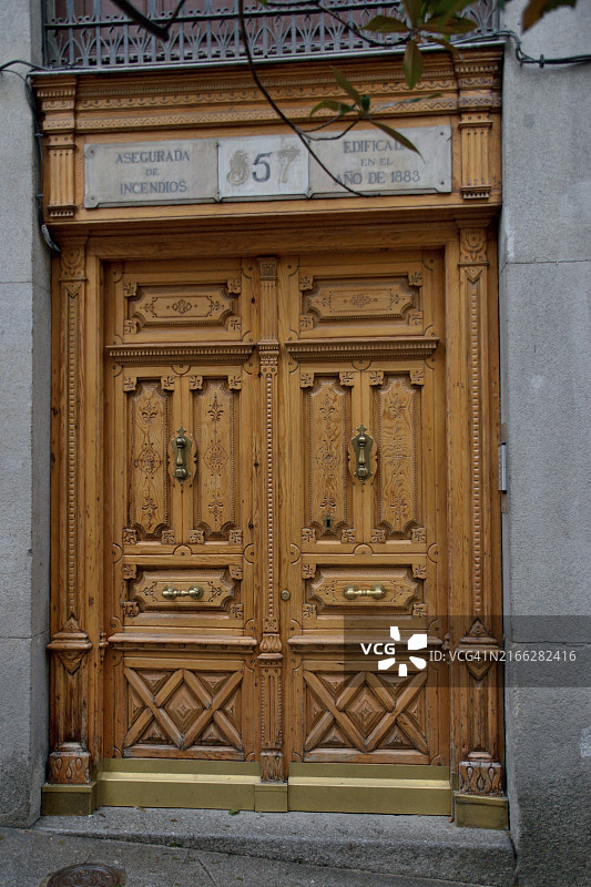 马德里1883年的精美雕刻大门图片素材
