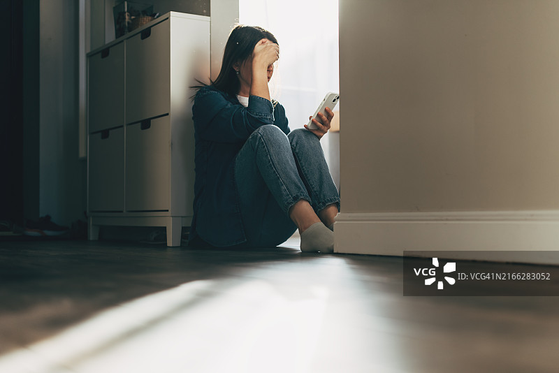 坐在家里的悲伤沮丧的女人剪影图片素材