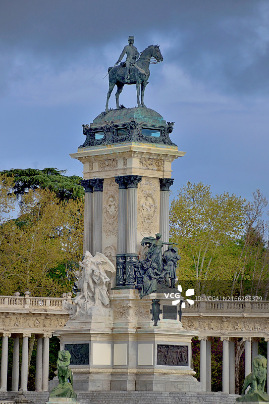 马德里雷蒂诺公园的阿方索十二世纪念碑图片素材