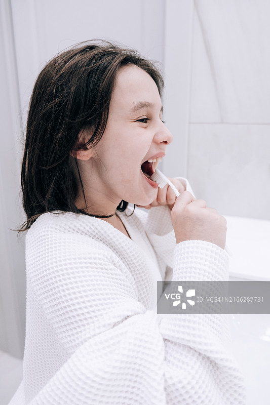 女孩独自在浴室刷牙图片素材