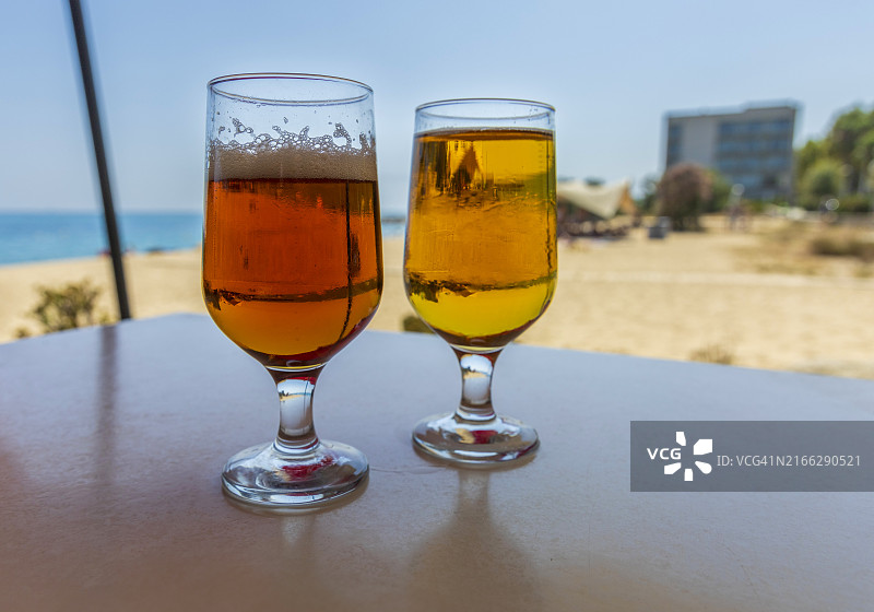 两种啤酒图片素材