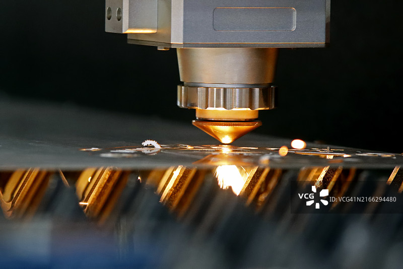 金属制造：激光切割机切割厚金属板，火花从尖端飞出图片素材