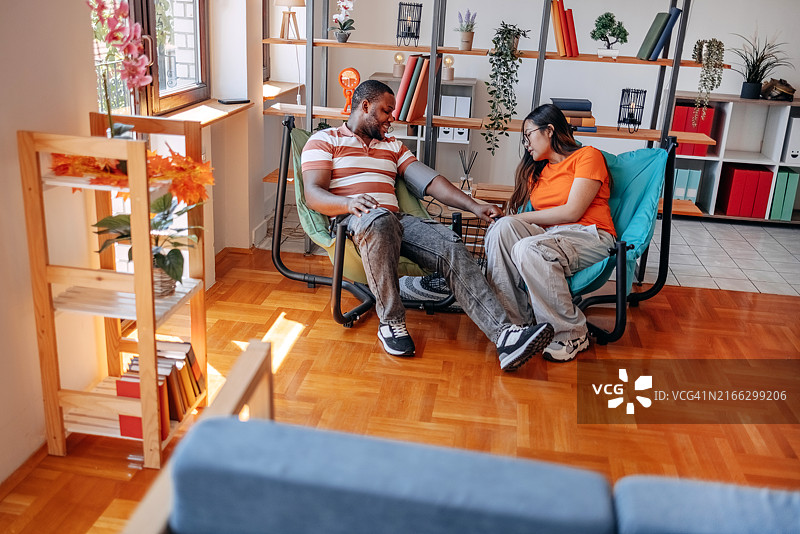 人们在家中使用医疗设备测量血压图片素材