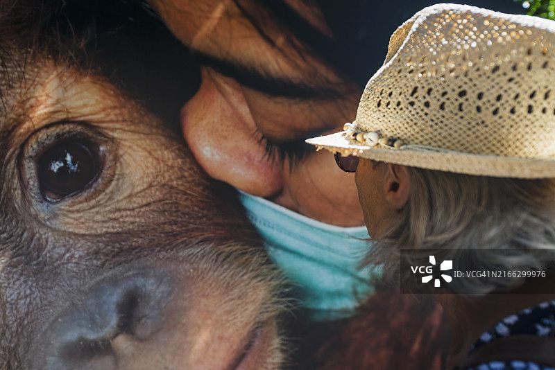 在照片展览上的人图片素材