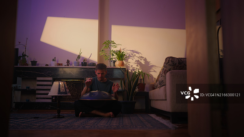 男人坐在地上演奏手碟图片素材