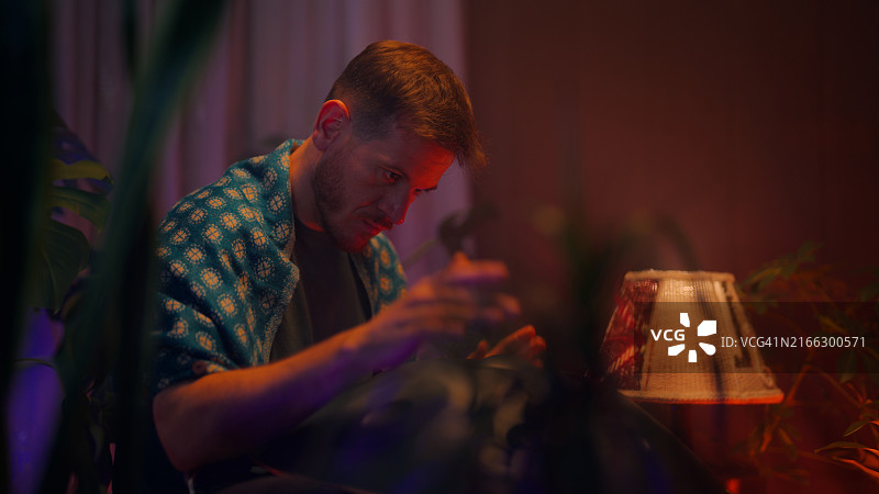 男人坐在地上演奏手碟图片素材