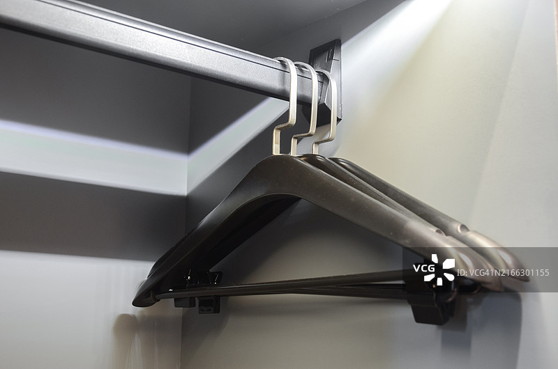 衣柜里的衣架。图片素材