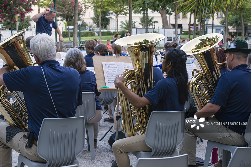 管弦乐队中的大号演奏者图片素材