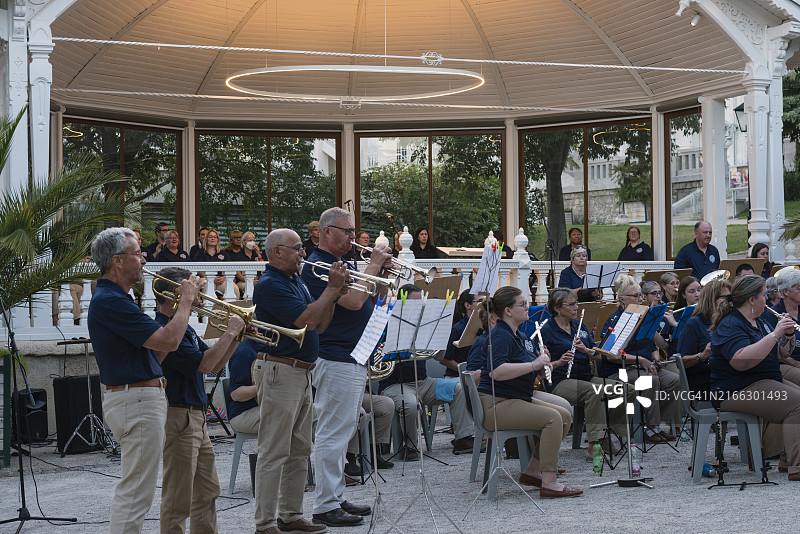 管弦乐队中的小号手图片素材