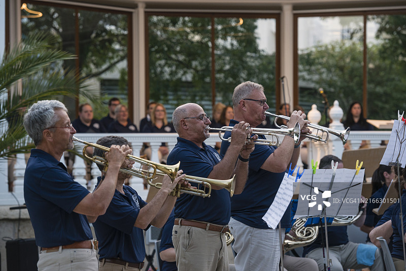 管弦乐队中的小号手图片素材