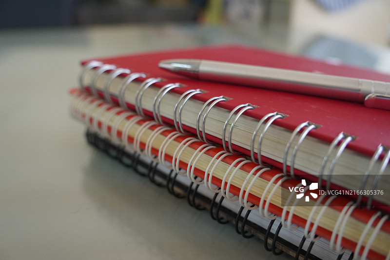 笔记本上的圆珠笔办公用品图片素材