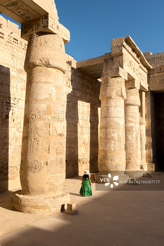 在埃及卢克索的哈布城神庙旅行的女子背影图片素材