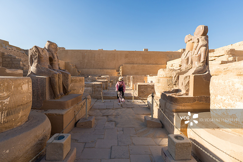 快乐旅行者在埃及卢克索的哈布城神庙欣赏古代考古遗址图片素材