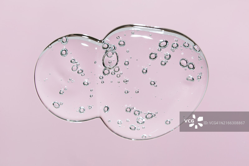 粉色背景上的透明凝胶涂抹图片素材