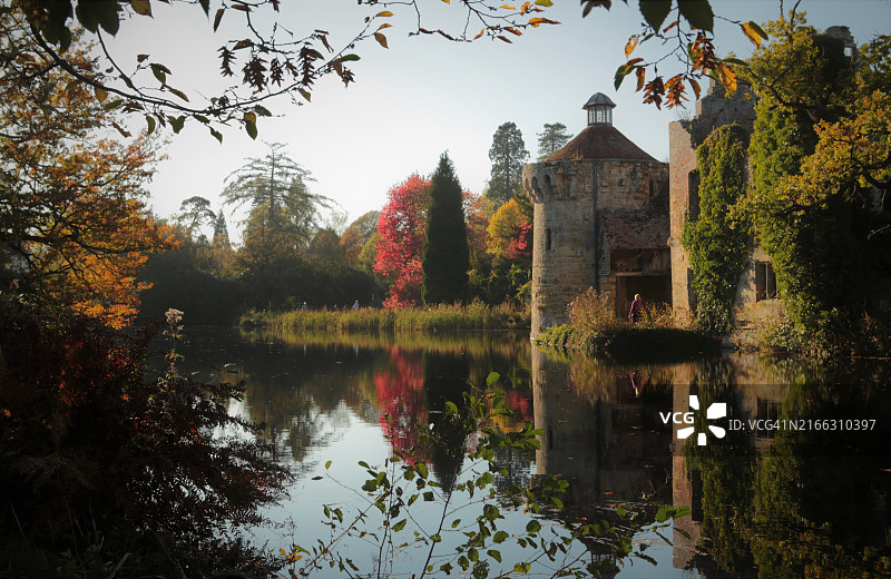 斯科特尼城堡的废墟与护城河图片素材