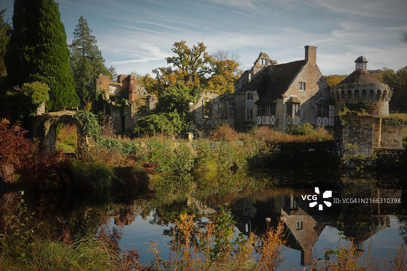 斯科特尼城堡的废墟与护城河图片素材