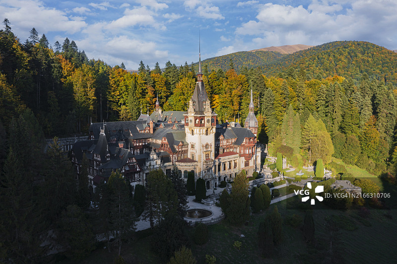 秋季的佩莱斯城堡鸟瞰图图片素材