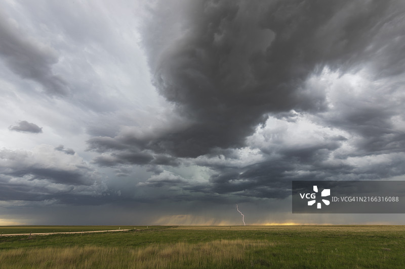 高降水超级单体和闪电图片素材