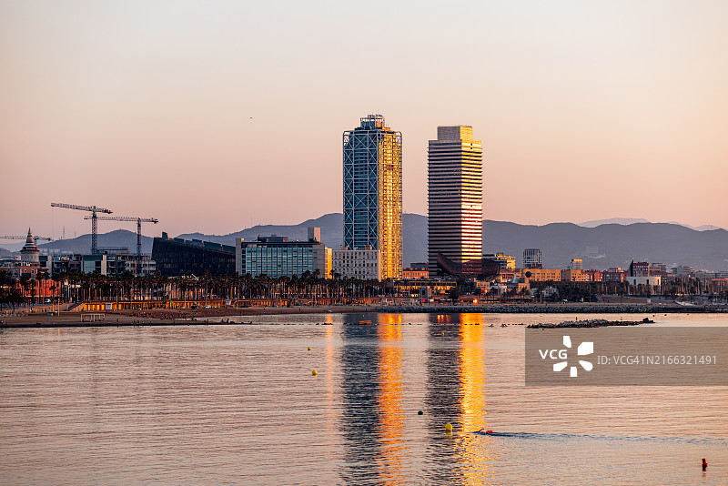 日出时分从海上看到的巴塞罗那城市天际线，加泰罗尼亚，西班牙图片素材
