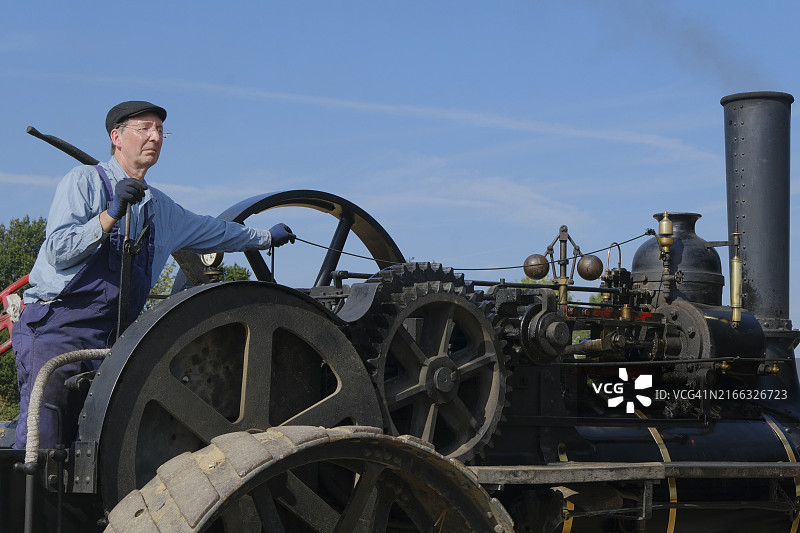 耕作比赛中的牵引机图片素材