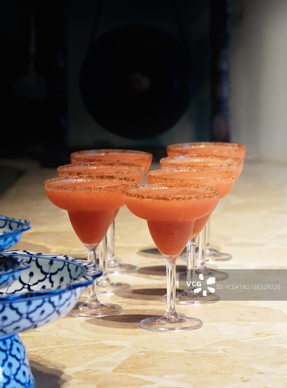 家庭吧台上草莓代基里鸡尾酒的侧视图图片素材