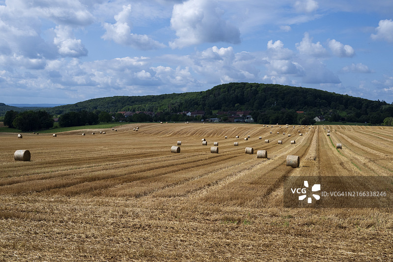 干草捆和乡村景色图片素材