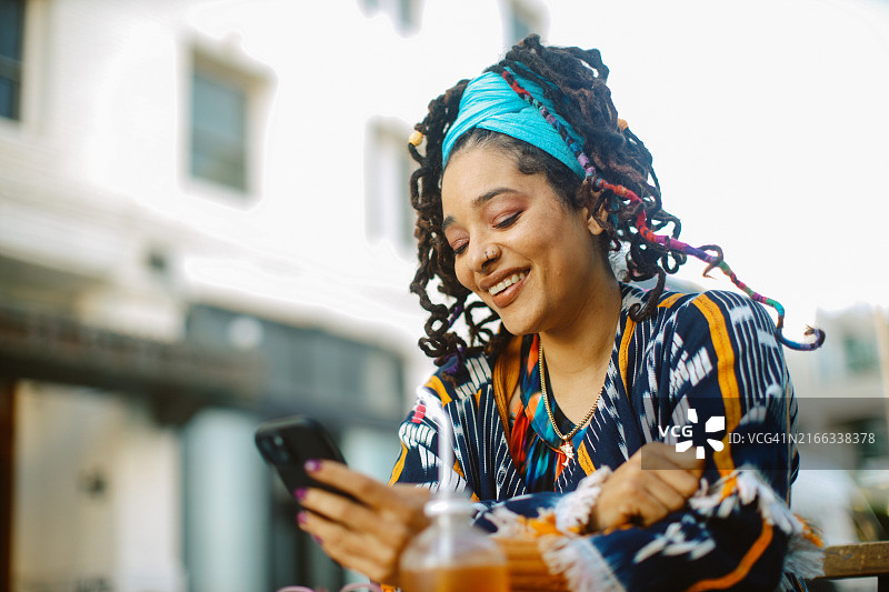在加州圣莫尼卡咖啡馆放松的女人图片素材
