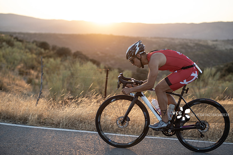 铁人三项自行车训练侧视图图片素材
