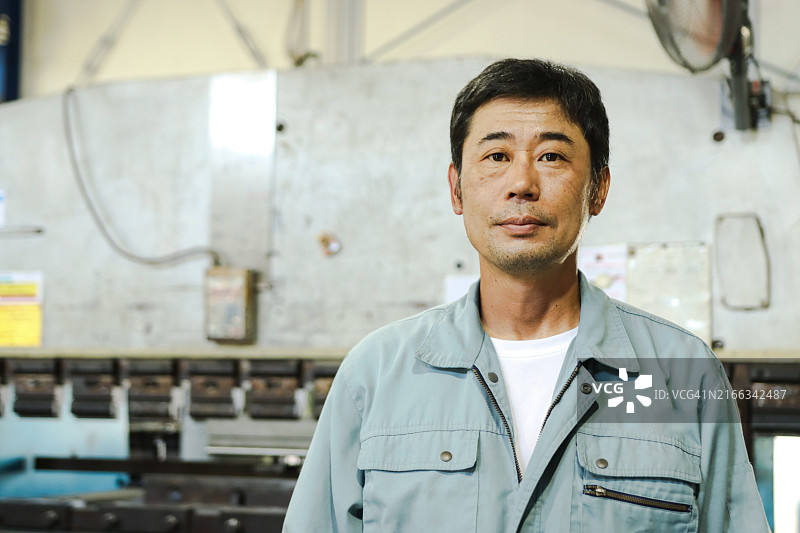 工厂里产业工人的肖像图片素材