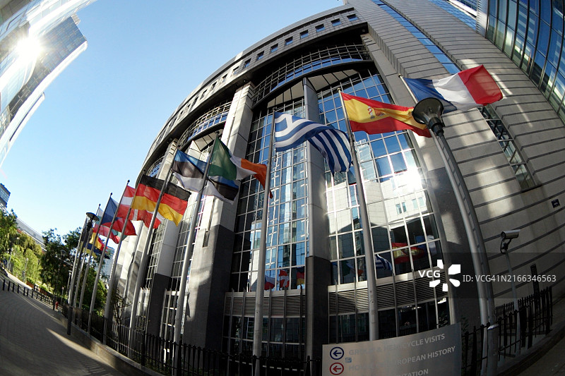 欧洲议会大厦前的欧洲各国国旗图片素材