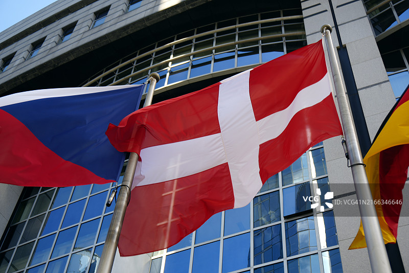 欧洲议会大厦前的欧洲各国国旗图片素材