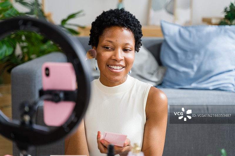 美妆网红使用环形灯录制视频时化妆图片素材