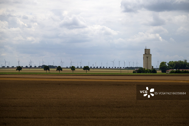 香槟沙隆的乡村风光和风力涡轮机图片素材