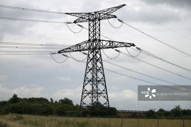 敦刻尔克附近田野中的输电塔图片素材