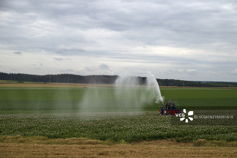 里尔附近田野的灌溉图片素材