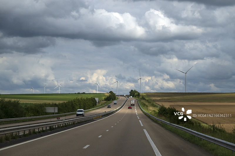 里尔附近高速公路上的风力涡轮机图片素材