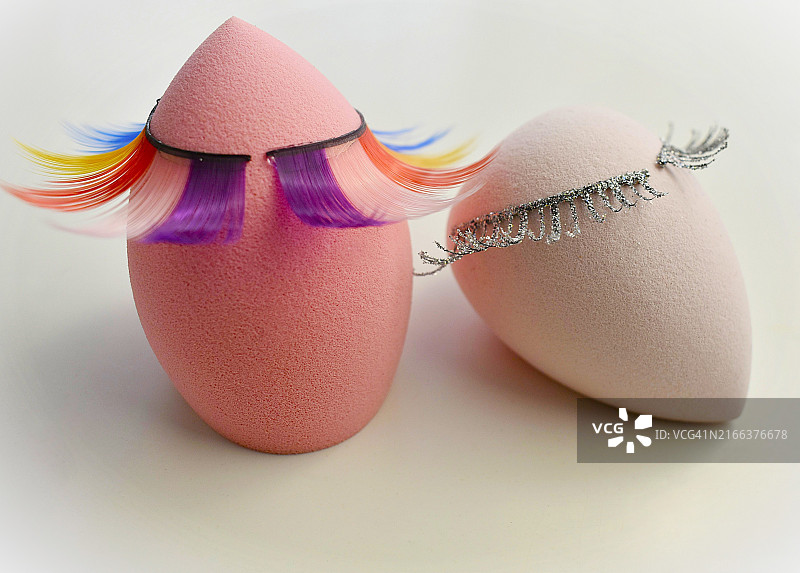 白色背景上卸妆海绵上的假睫毛图片素材