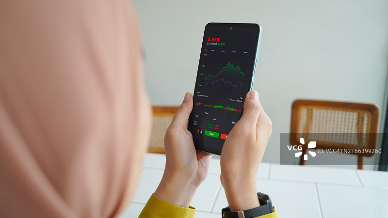 手机APP查看投资股票图片素材
