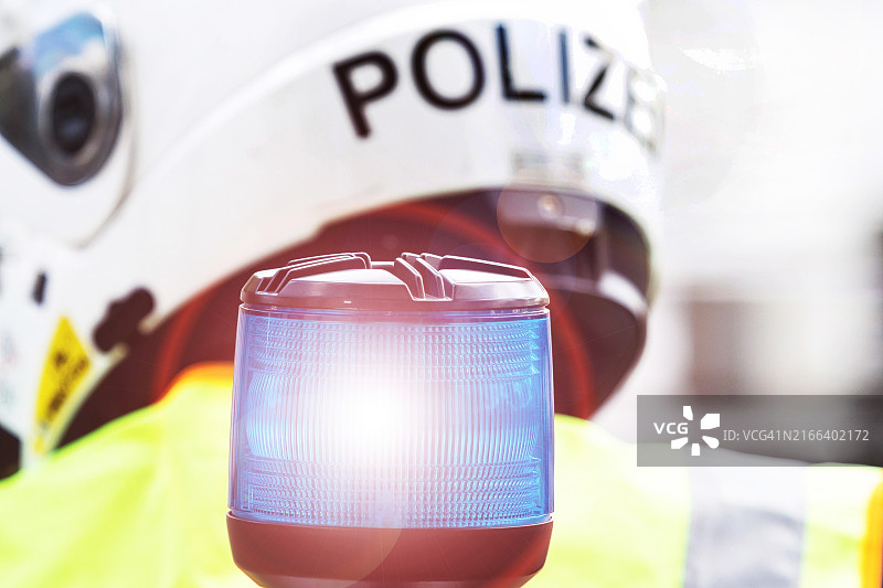 警用摩托车的警灯与警用头盔图片素材
