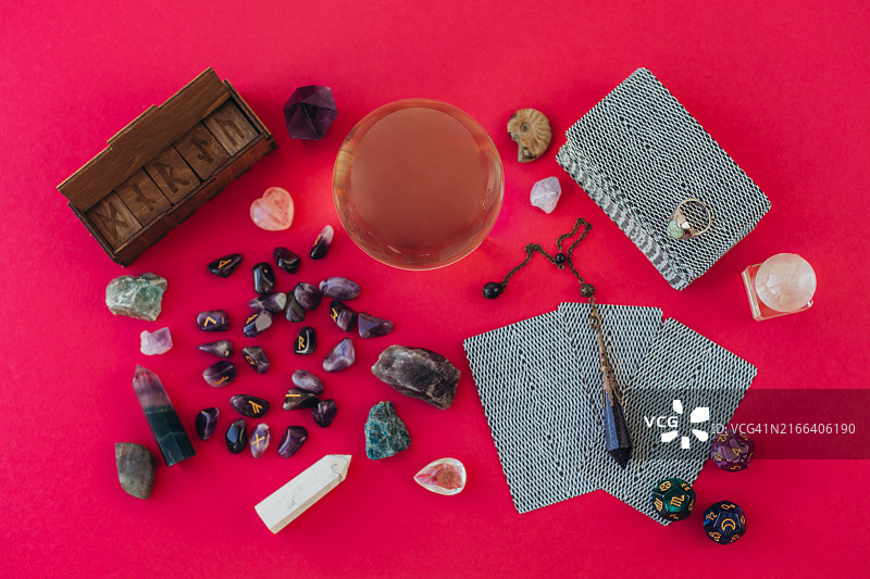 石英、水晶、符文石板、玻璃球和摆锤图片素材