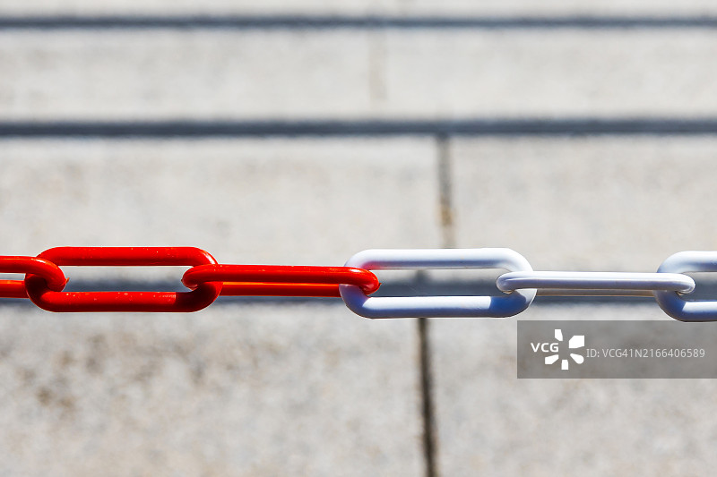 背景为楼梯的红/白隔离链图片素材